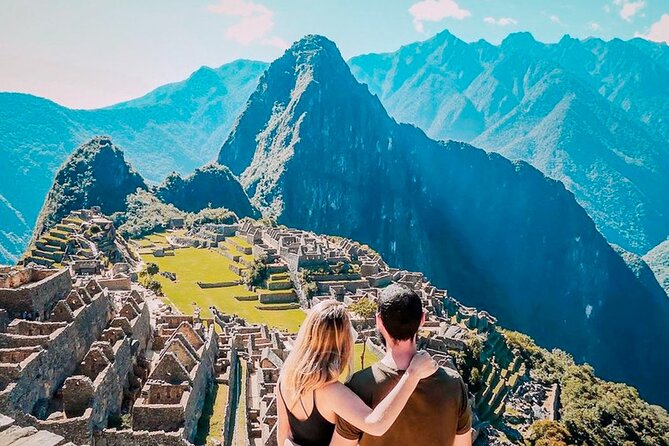 1-day excursion to Machu Picchu from Cusco - Aguas Calientes at 8:00 am: breakfast time and a named guide sign