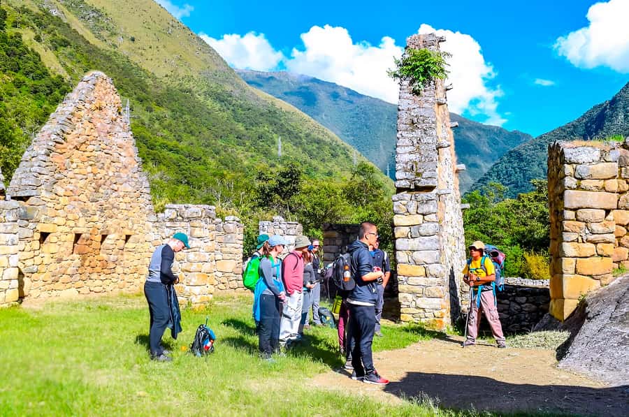 2-Day Inca Trail Hike to Machu Picchu & Panoramic Train - Day 1: Cusco Pickup, the Urubamba River Train, and Chachabamba