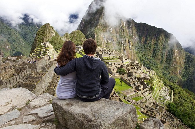 2-Day Short Inca Trail Hike to Machu Picchu - Guide Style and Group Size: Why People Keep Mentioning Isao and John