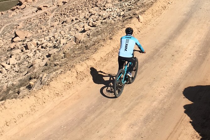 3 Hour Congata Rover Biking Ride Tour in Arequipa - Guide quality and pacing, including Raúl’s example