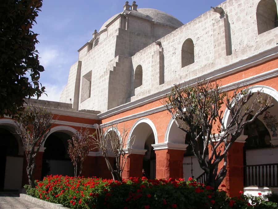 Arequipa Walking Tour and Santa Catalina Monastery - Santa Catalina Monastery: Cells, Cloisters, and Painted Courtyards