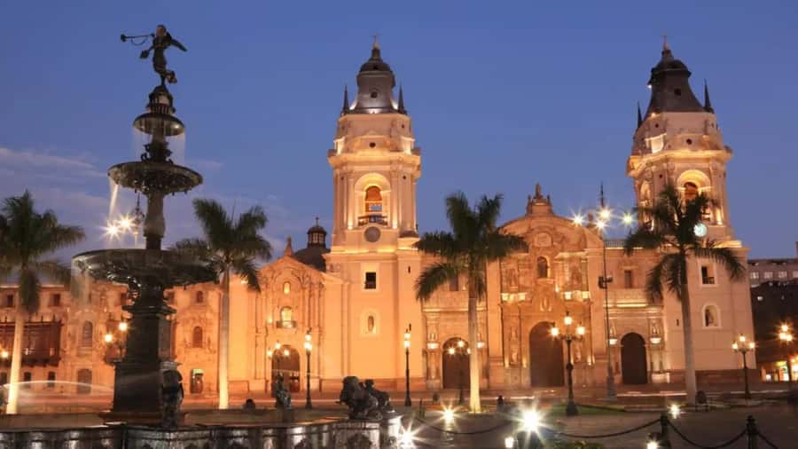 City Tour Colonial and Modern Lima Half Day Plus Ticket - Plaza San Martín and the Bolívar Hotel, a place where balconies matter