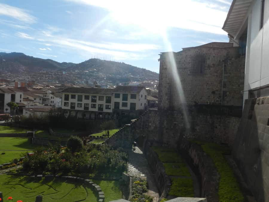 Cusco: Half-Day Historic City Tour - Language, guide style, and the group reality