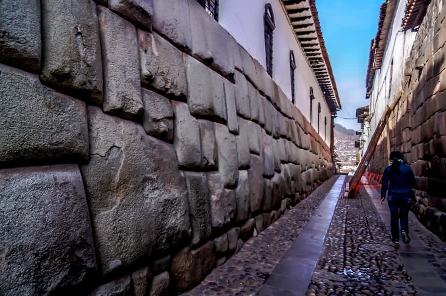 Cusco: Legends and History Night Tour with Pisco Sour - San Blas Streets: Where Cusco Legends Feel Personal