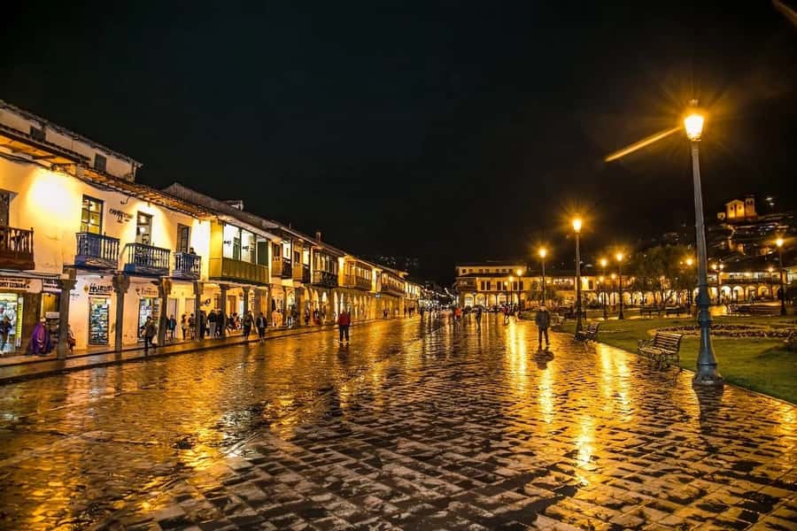 Cusco: Legends and History Night Tour with Pisco Sour - Plaza de Armas: The Guided Wrap-Up Before the Drinks