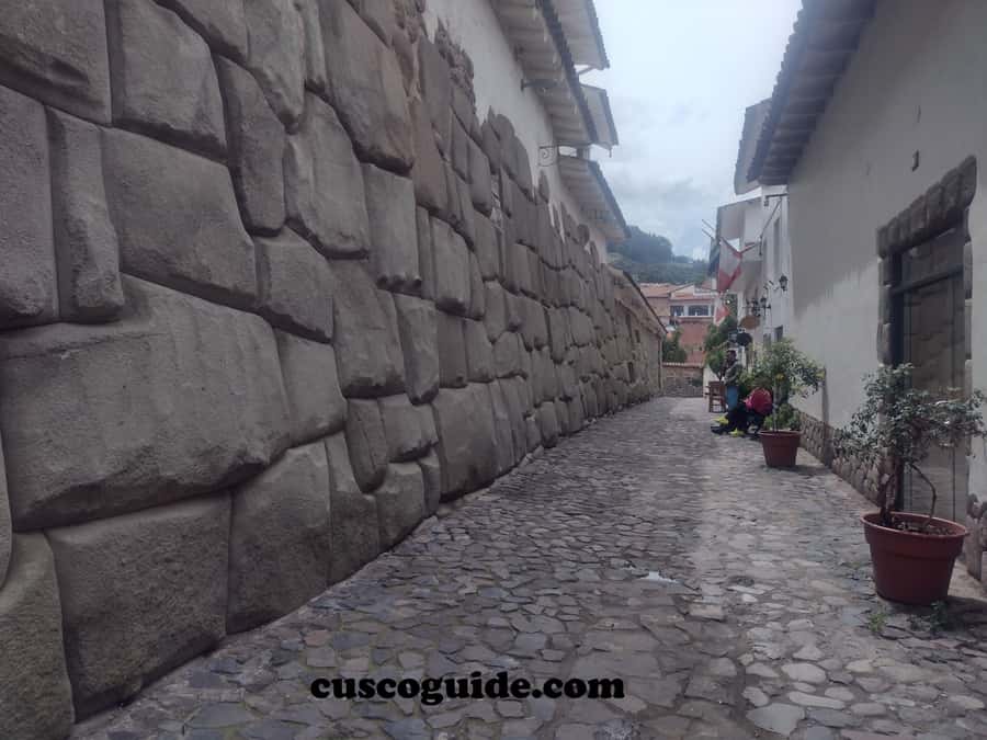 Cusco Walking Tour: Downtown, Sun Temple & San Blas Views - Cusicancha and the Twelve-Angled Stone: precision you can actually spot