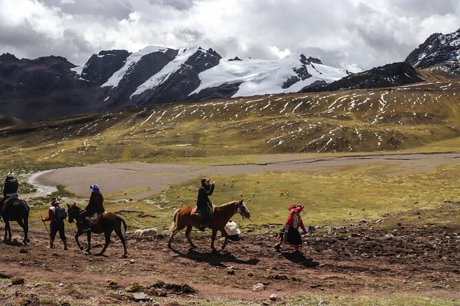 Discover the Rainbow Mountain on horseback + meals - Private - At the mountain: photos, timing, and why colors can look different