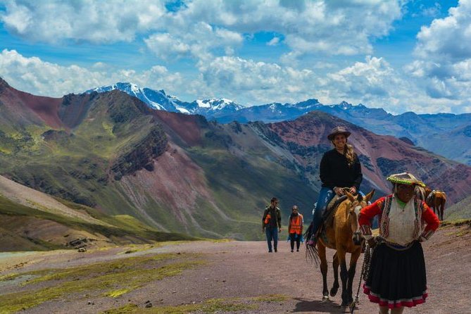 Discover the Rainbow Mountain on horseback + meals - Private - Breakfast, then horses and the start at the Vinicunca trailhead