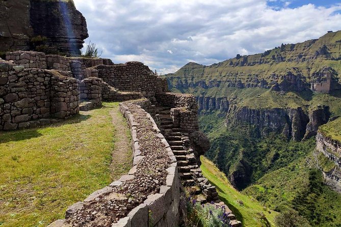 Excursion to Waqrapukara with Coca Ceremony || Private Service || - Entering Waqrapukara: Intipunku, terraces, towers, and cave paintings