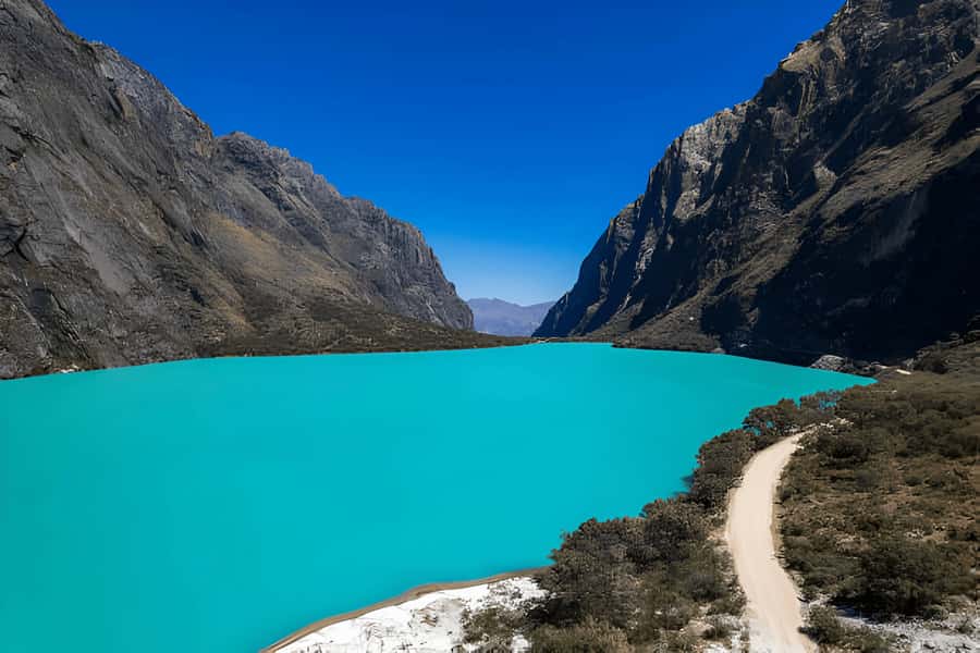 From Huaraz: Tour to Llanganuco Lakes (Chinancocha Lake) - A one-day route that connects mountains and memory