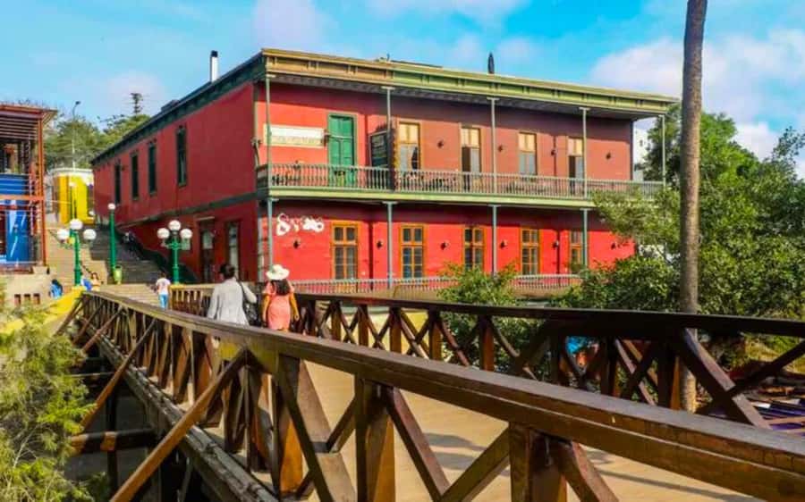 From Lima: Miraflores, Barranco & San Isidro Guided Tour - Barranco murals and the Bridge of Sighs wish stop