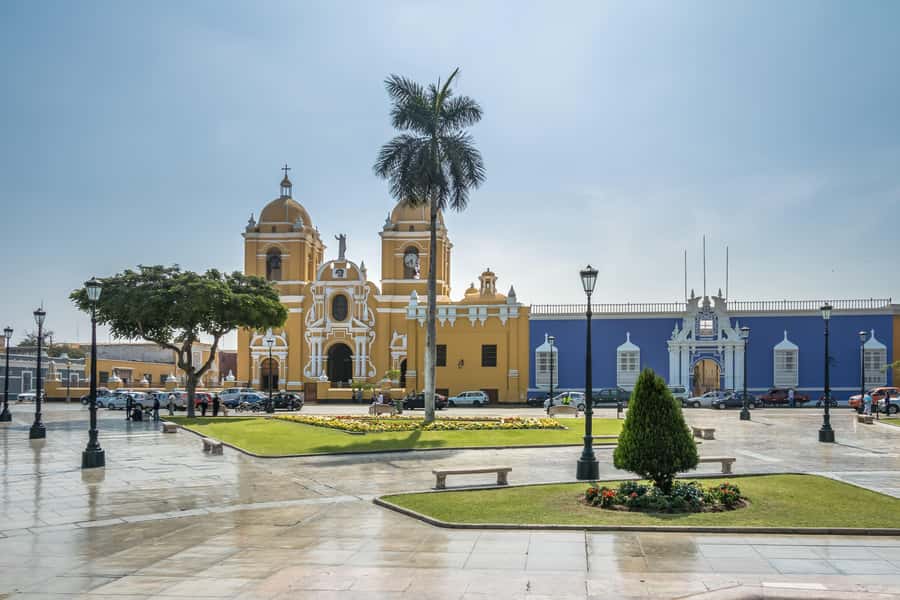 From Trujillo: Temple of the Moon and Sun and Chan Chan - The lunch window at the restaurant: plan for your own meal and energy