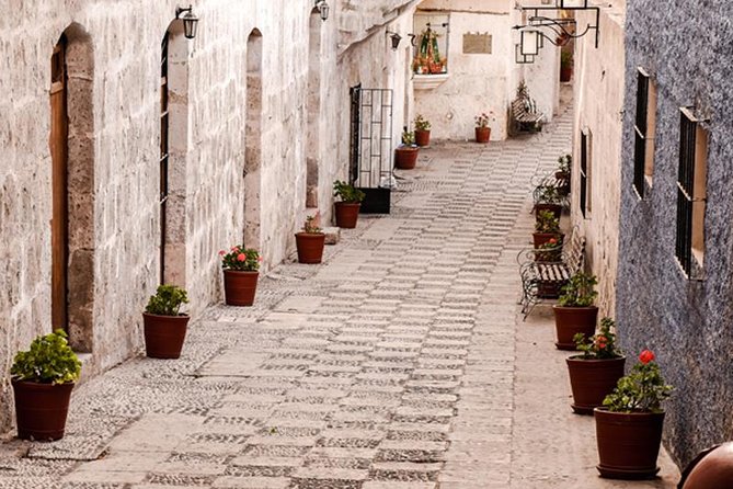 Golden hour, legends of Arequipa and Peruvian Coffee - Stop 1: Barrio de San Lázaro, Yarabaya roots and ashlar details