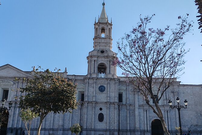 Guided tour of the city of Arequipa in private service - Plaza de Armas, city story and the cathedral exteriors
