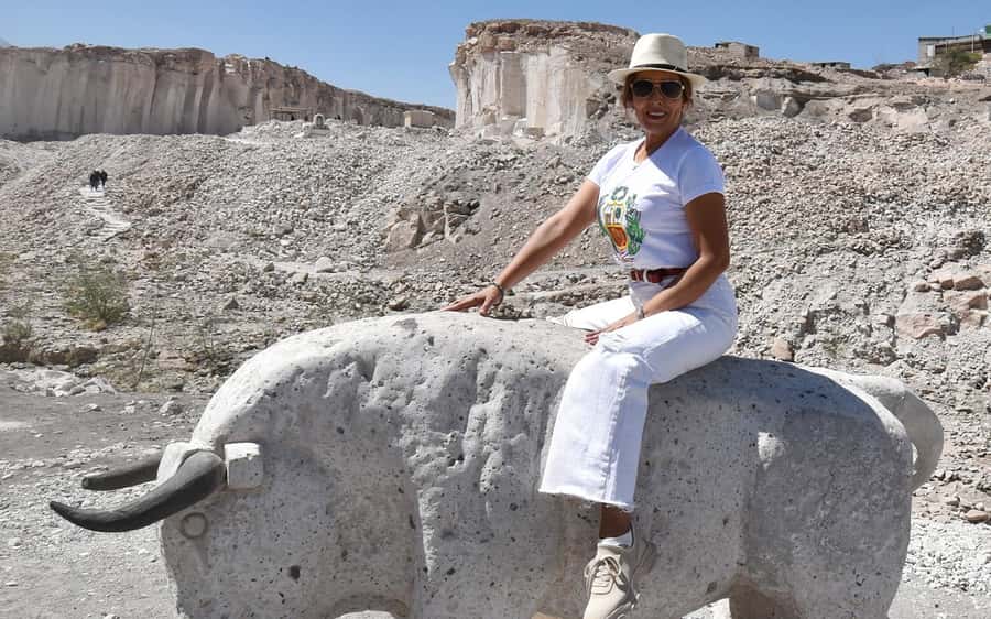 Half-day tour in Arequipa: Sillar route - Farallones Canyon and the Mega Carving of Compañía Church
