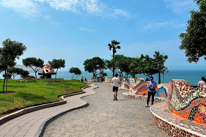 Highlights of Lima: Top Districts in 4 Hours - Parque Kennedy kittens and the story behind the stroll
