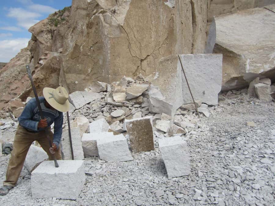 Hike to the Ruta del Sillar and Culebrillas in Arequipa - Walking Quebrada de Culebrillas: water-carved walls and Wari petroglyphs