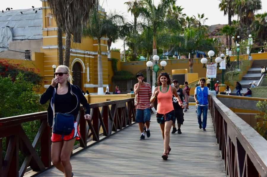 Lima: Barranco Walking Tour – Street Art & Photo Stops - Where you start at Parque Municipal de Barranco (and why 5 minutes early matters)