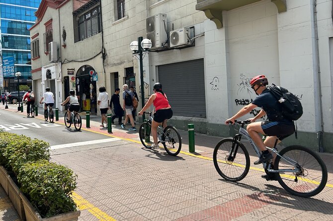 Lima: Bike & Bites - Miraflores Malecón: ocean cliffs, Parque del Amor, and Faro de la Marina