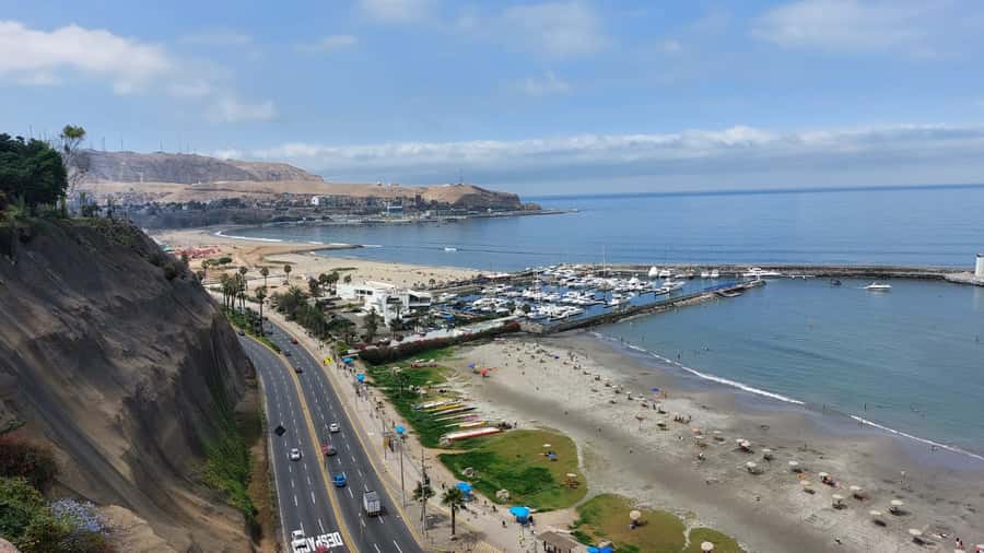 Lima Bike Tour: La Costa Verde & Jesus Statue in Chorrillos - Kennedy Park and Park of Love: short photo stops that set the tone