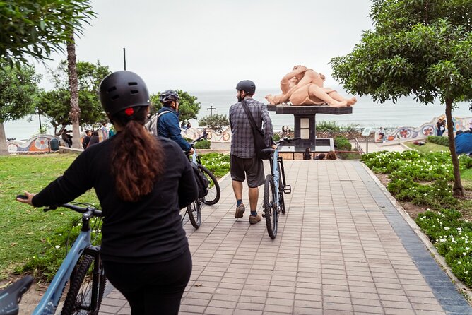 Lima: City biking - Huaca Pucllana and the Old Avenues: Ancient Peru Meets Modern Miraflores