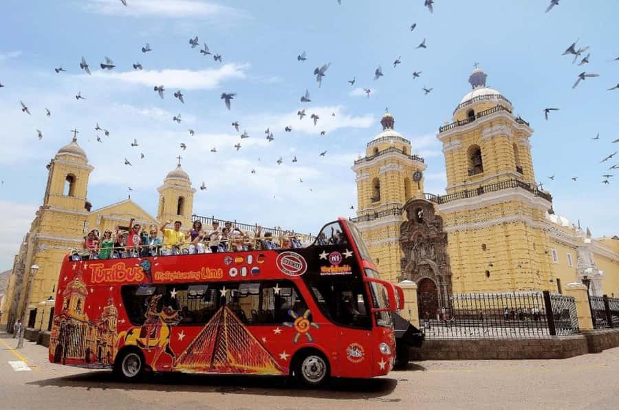 Lima : City tour 360° Panoramic bus - Sightseeing Tour - Huaca Pucllana: a 1500-year-old clue near Miraflores