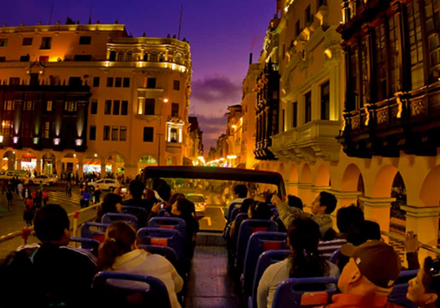 Lima : City tour 360° Panoramic bus - Sightseeing Tour - Passing through San Isidro: a quick look at Lima’s modern side
