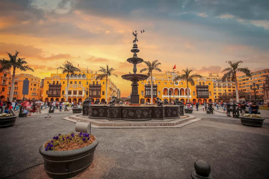 Lima: Historic Downtown, Miraflores & Catacombs Private Tour - Parque del Amor and Miraflores: the sea view opener