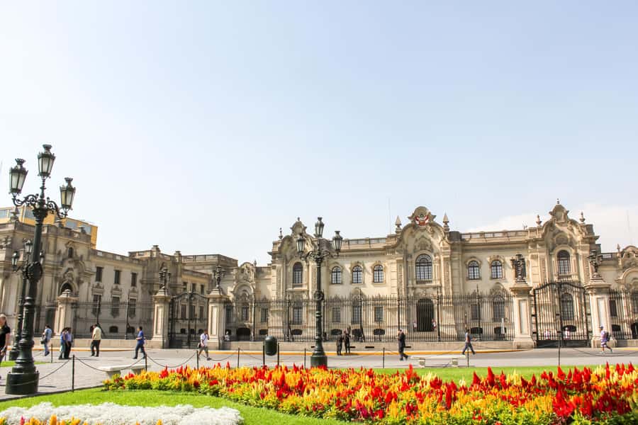 Lima: Historic Downtown, Miraflores & Catacombs Private Tour - Cercado de Lima and San Isidro: plazas, palaces, and balcony spotting