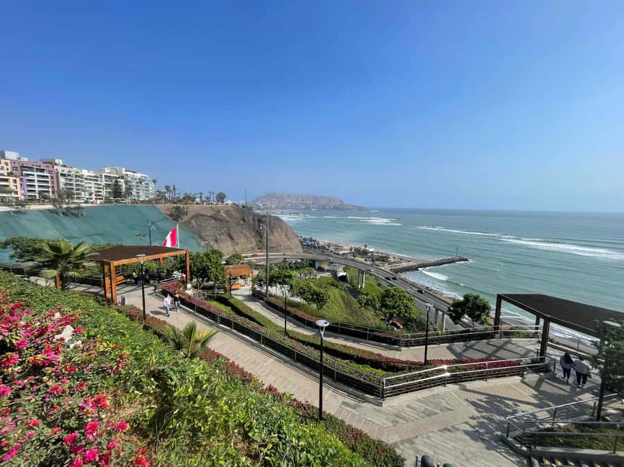 Lima: Miraflores & Barranco Guided Bike Tour - Kennedy Park and Parque del Amor: Miraflores starts playful, then turns romantic