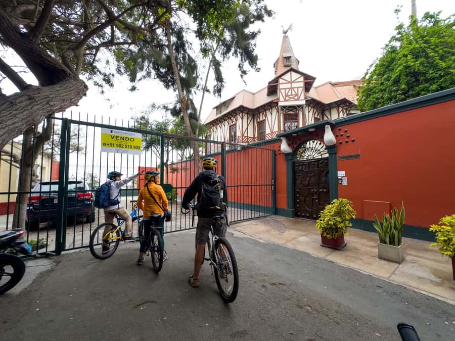 Lima: Miraflores & Barranco Guided Bike Tour - The snack break: artisanal ice cream or coffee in Barranco