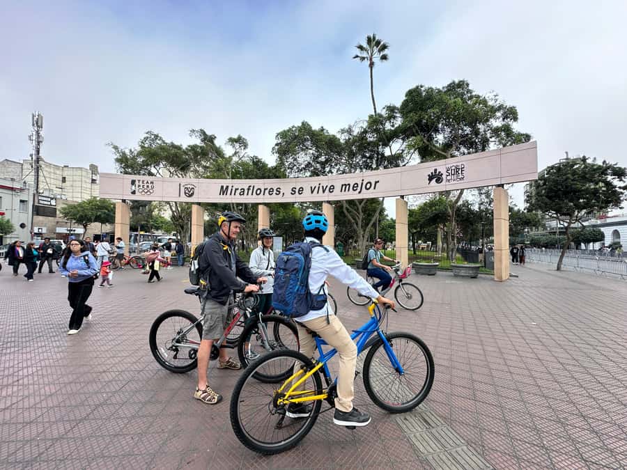 Lima: Miraflores & Barranco Guided Bike Tour - Meet at Av. José Larco 724: what the 3-hour experience feels like