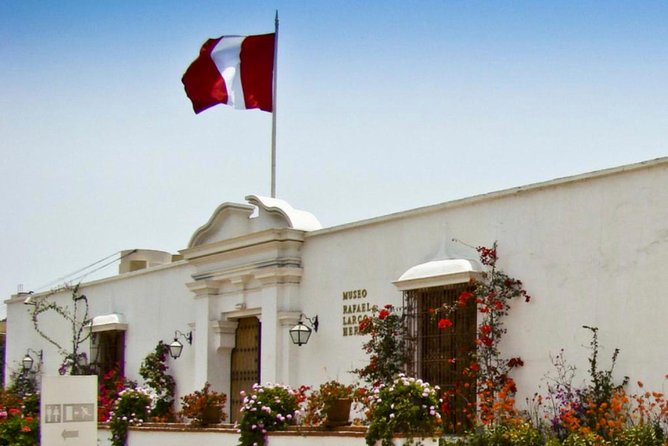 Lima Must-See Landmarks Small-Group Tour - Plaza de Armas and the Government Palace guard change up close