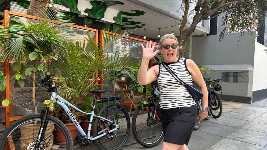 Lima: Sightseeing Bike Tour with Food and Drink Tastings - The Miraflores Malecón ride: Parque del Amor and Faro de la Marina