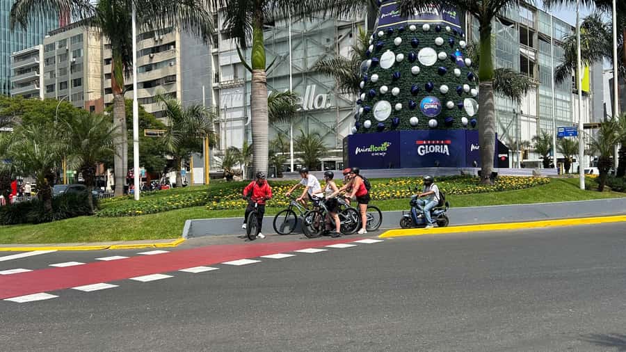 Lima: Sightseeing Bike Tour with Food and Drink Tastings - Barranco’s bohemian side, street art, and the Juanito butifarra stop