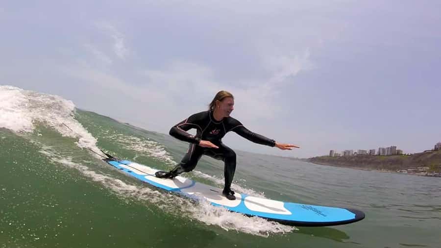 Lima: Surf Like a Pro at Makaha Beach in Miraflores! - In the water with Denis and the team, how beginners actually start catching waves