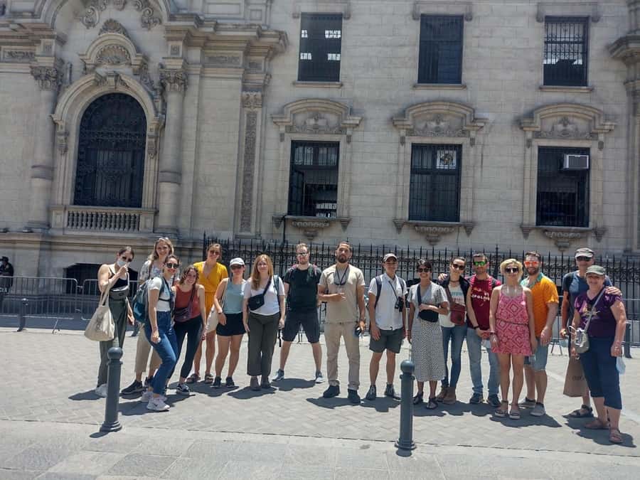 Lima: Tour a pie con Guía Local por el Centro Histórico - Entering Lima’s Historic Center at the Monumento a Ramón Castilla