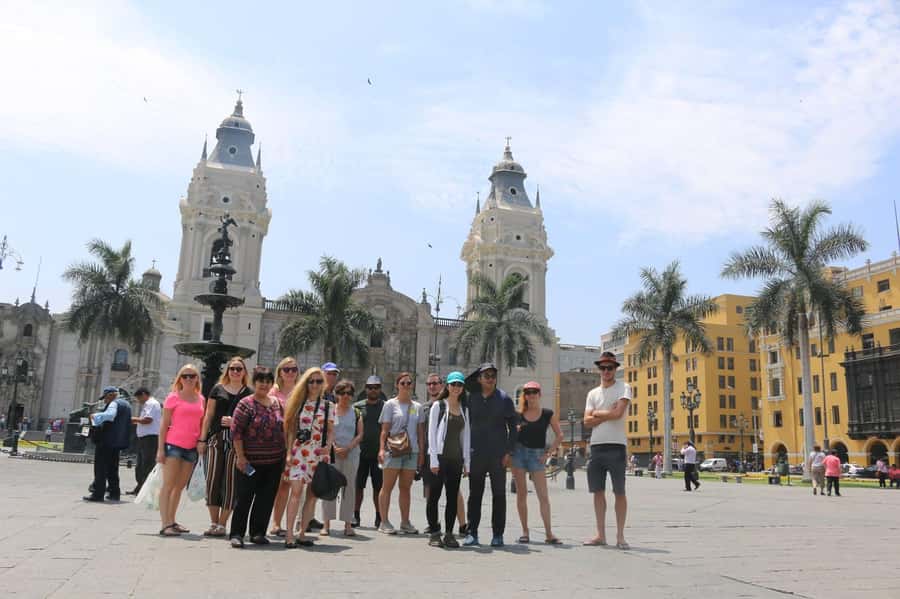 Lima: Tour a pie con Guía Local por el Centro Histórico - Government Palace exterior and the Casa del Oidor area