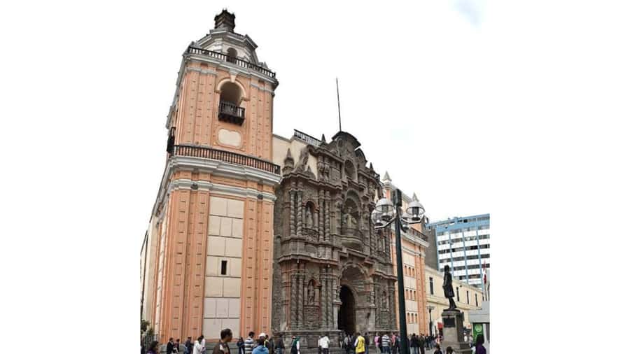 LIMA WALKING TOUR CATACOMBS FROM MIRAFLORES, HISTORICAL CENTER, WINES+BUS - Crossing the city’s sacred belt: Convent of Santo Domingo and the walk forward