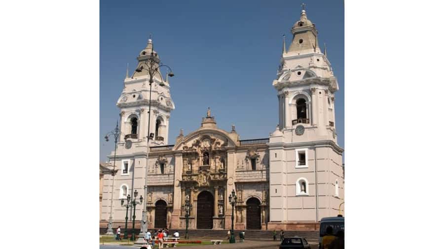 LIMA WALKING TOUR CATACOMBS FROM MIRAFLORES, HISTORICAL CENTER, WINES+BUS - The churros stop: why this fits after San Francisco