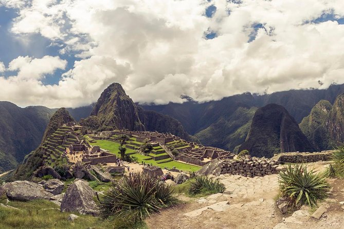 Machu Picchu by Bus with Overnight - From Hidroelectrica to Aguas Calientes: the 3-hour rail-track walk