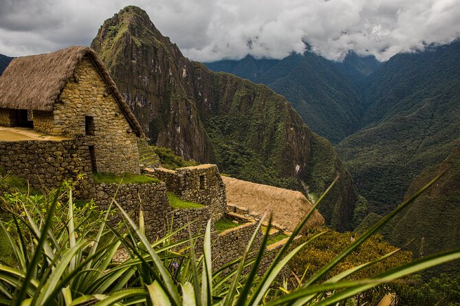 Machu Picchu Full-Day Private Tour by Train from Cusco - The 4:00 am launch: Cusco to the Sacred Valley by train