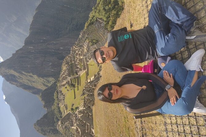 MACHU PICCHU full day - The 30-minute bus ride up, and how the guide sets the scene