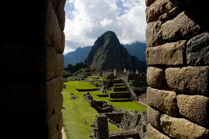 Machu Picchu Private Guided Tour from Aguas Calientes - Inside the Historic Sanctuary: how the main stops feel on foot
