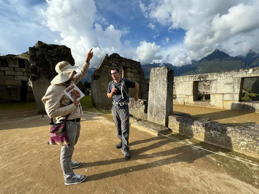 Machu Picchu: Tour Guide Service & Entrance Ticket Circuit-2 - Getting There: Start and Finish at Parada de buses Machu Picchu