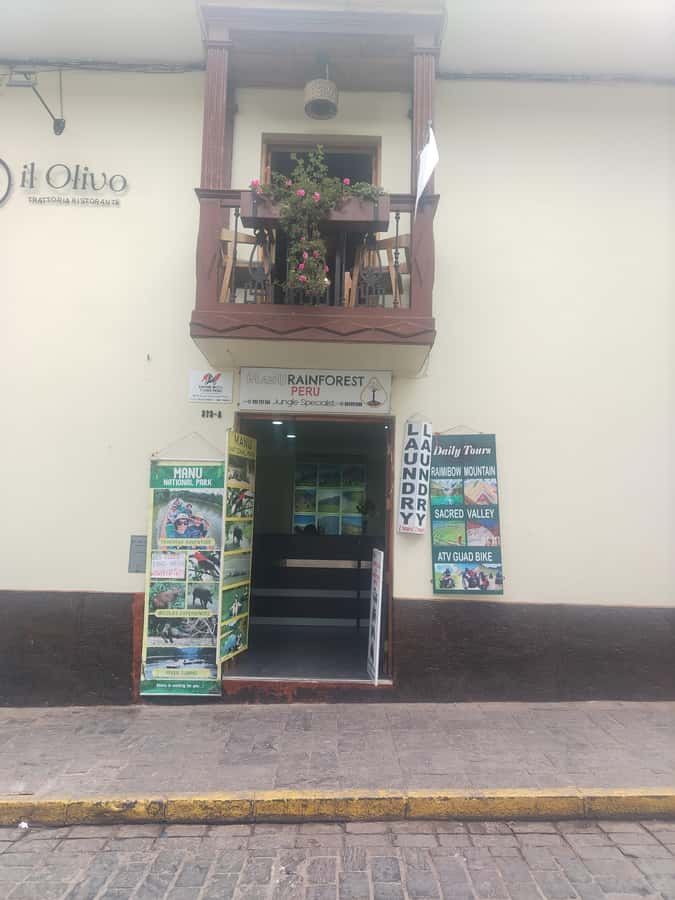 Open-top bus in the city of Cusco, 3-hour tour with panoramic views - Museum-style stops inside Llaullikasa: sculptures and stone models
