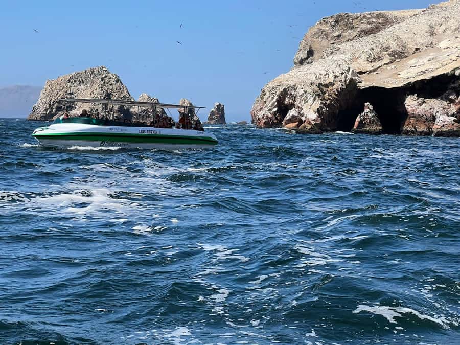 Paracas: speedboat BALLESTAS ISLANDS TOUR - On the modern boat: how the ride is paced