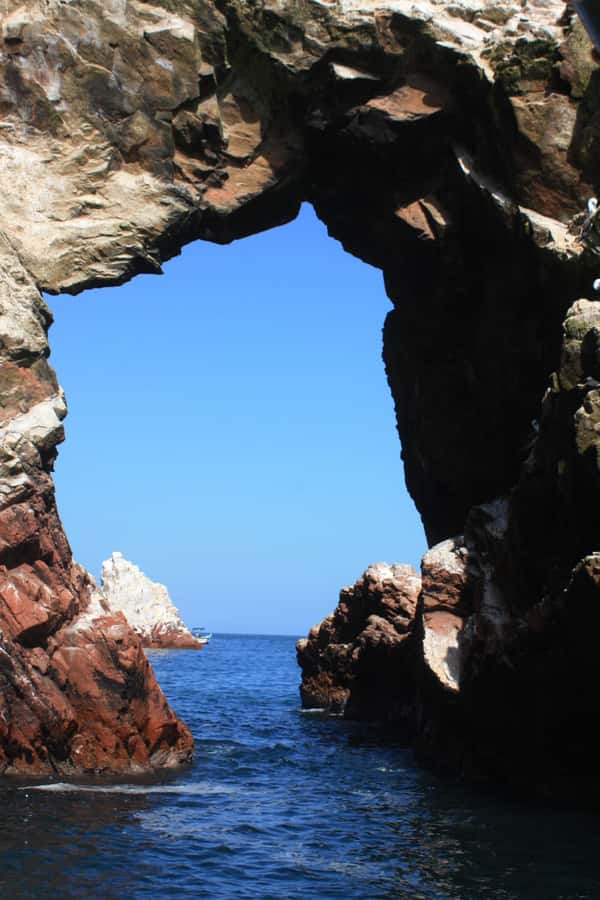Paracas: speedboat BALLESTAS ISLANDS TOUR - Ballestas Islands rock monuments: Arch of Desire and Profile of Christ