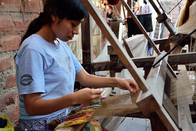 Private Local Artisans and Pachacamac Tour - Guides, small-group feel, and why the commentary matters