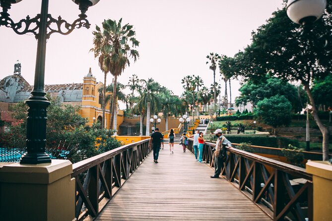 Private Tour in Miraflores and Barranco - El Parque del Amor: cliff views and the story behind El Beso